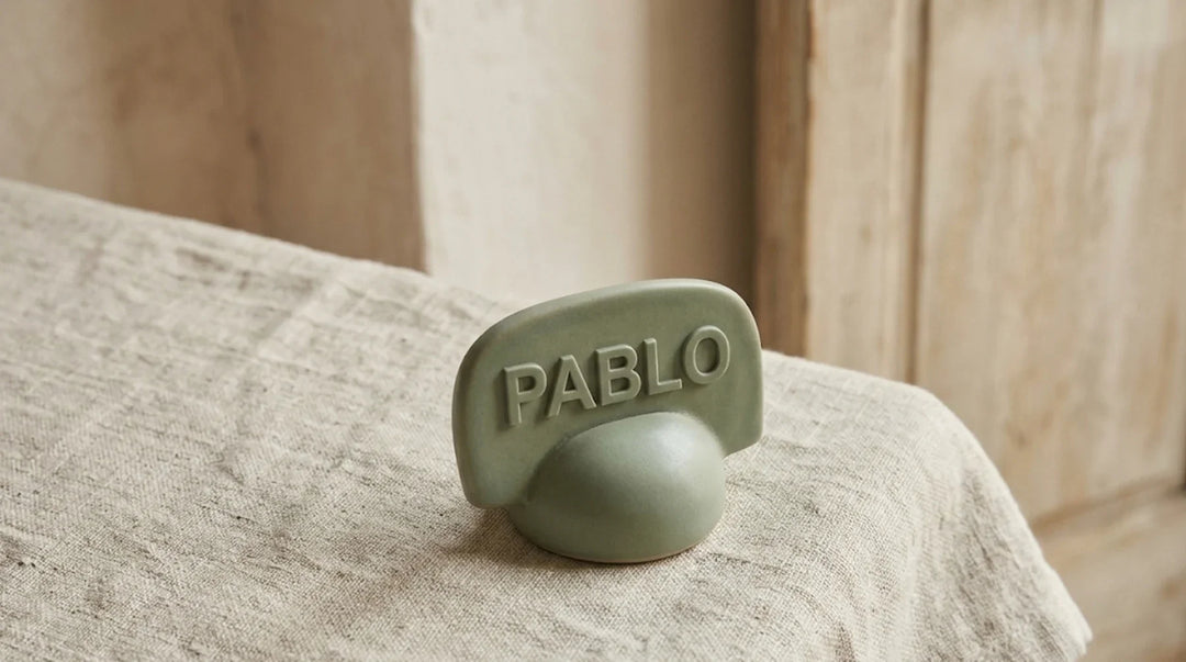 Detalle de boda artesanal personalizado con nombre frente a uno industrial