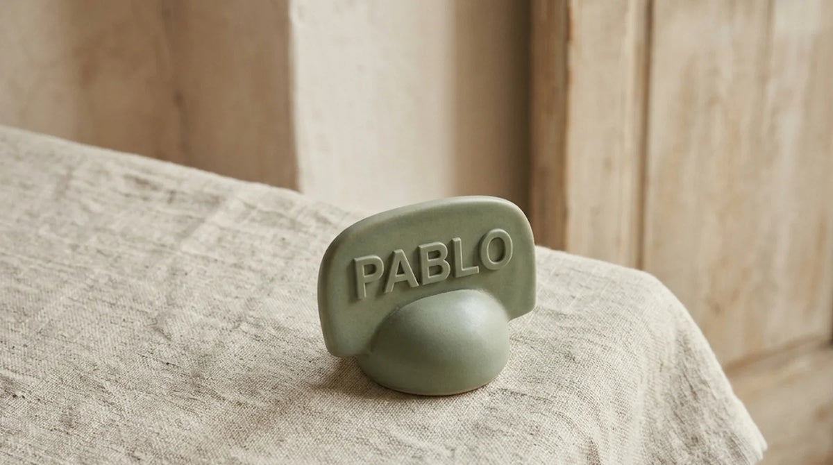 Lembrança de casamento artesanal personalizada com nome ao lado de uma industrial
