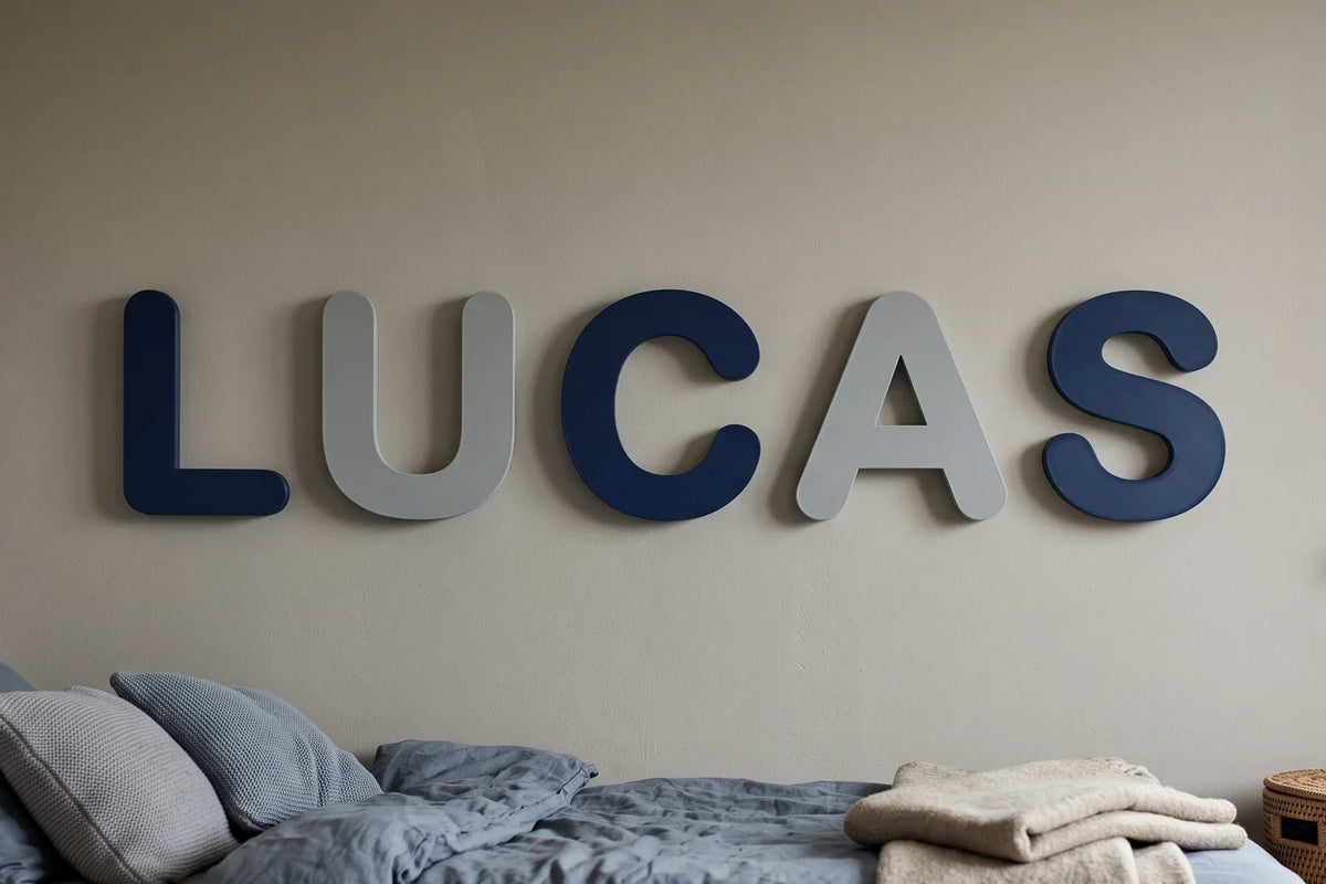 Jungenname aus Buchstaben in mattem PLA an der Wand eines Kinderzimmers mit Themendeko