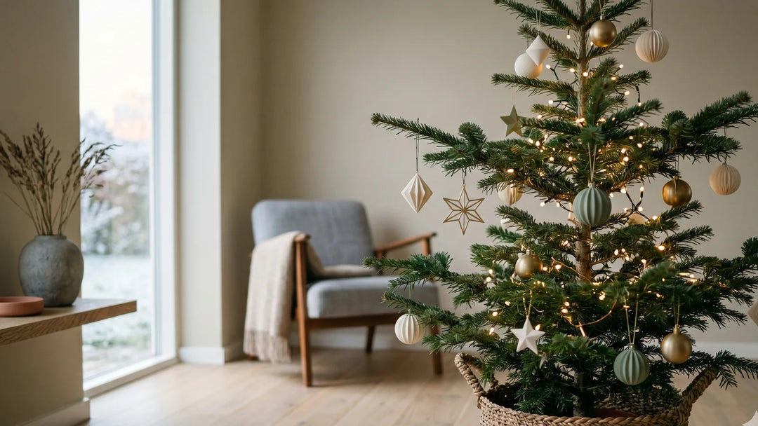 Salón decorado en Navidad con árbol nórdico, adornos personalizados y paleta blanco hueso, verde salvia y madera
