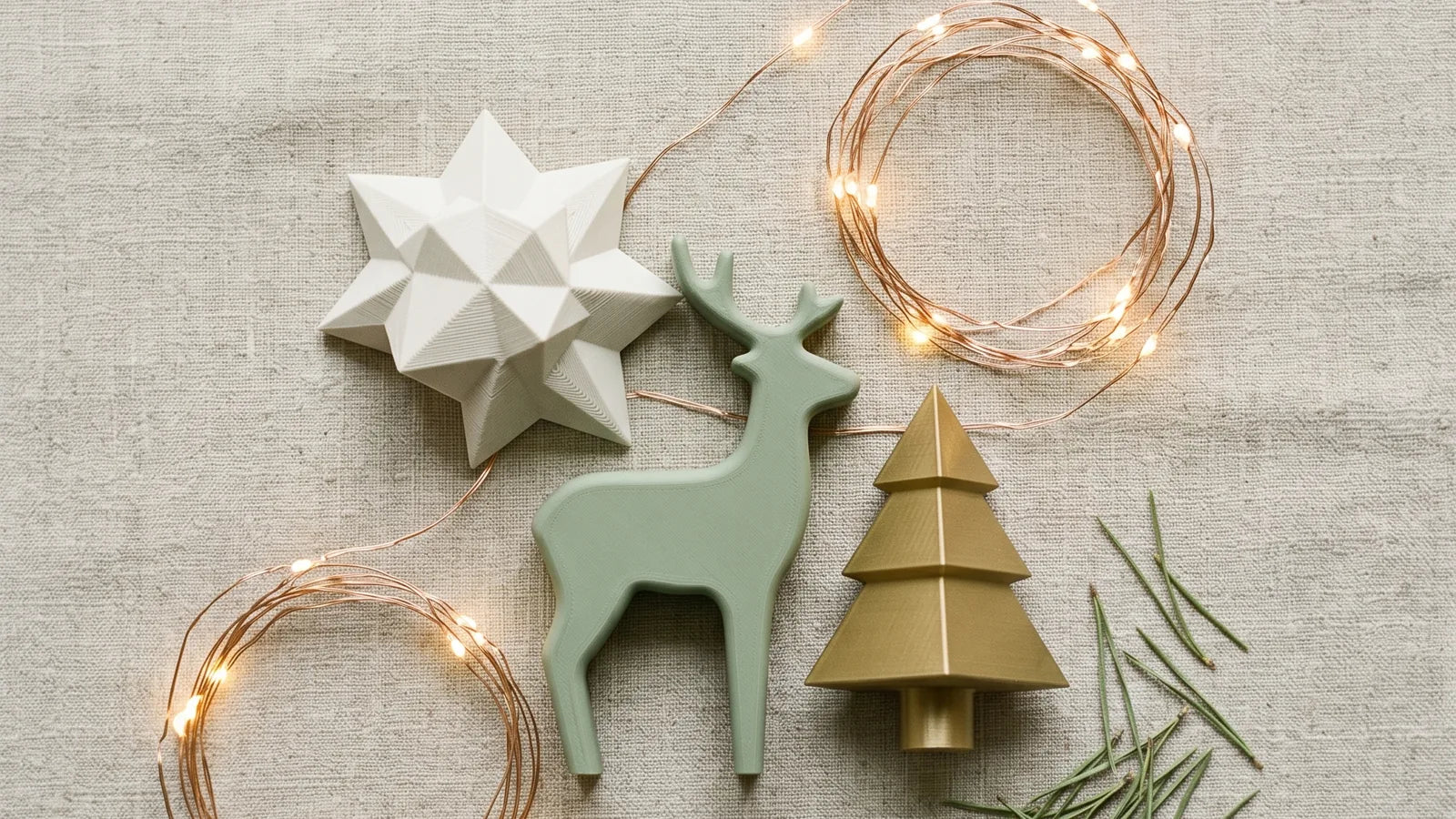 Weihnachtlich dekoriertes Wohnzimmer mit Schichten aus warmem Licht, Baum, Tisch und Eckbereich