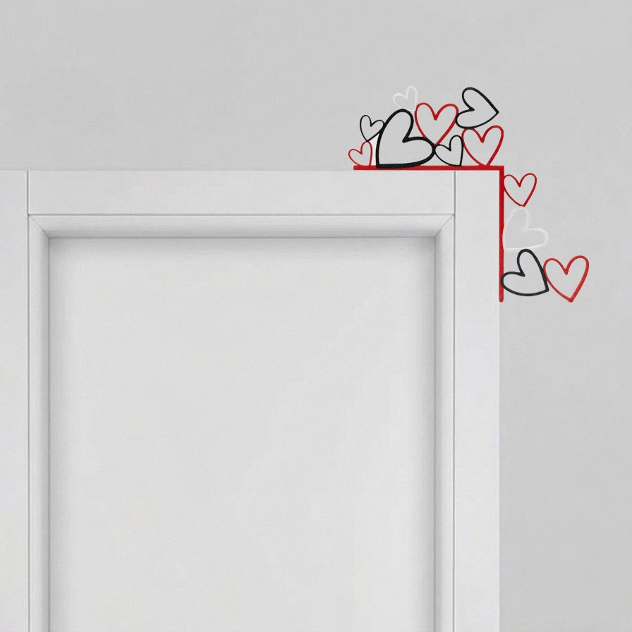 Corner Decorativo Puerta con diseño de corazones entrelazados en rojo y negro instalado en la esquina de un marco blanco.