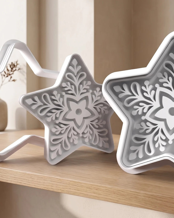 Cortador de galletas con forma de estrella navideña y relieve detallado.