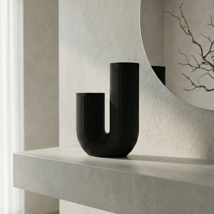 Trío de jarrones decorativos en tamaños grande, mediano y pequeño; colores crema, verde y azul sobre encimera de mármol.