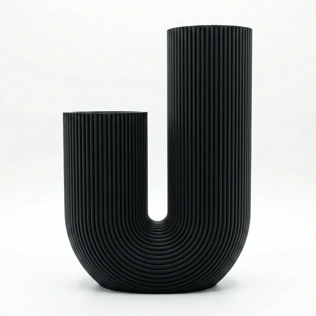 Jarrón tono terracota degradado con espigas secas junto a jarrón amarillo mostaza en ambiente cálido.