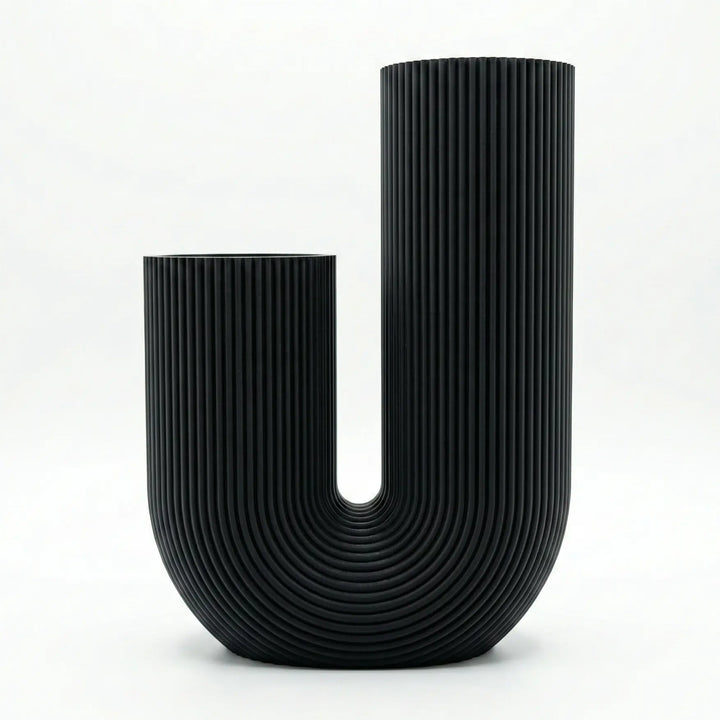 Jarrón tono terracota degradado con espigas secas junto a jarrón amarillo mostaza en ambiente cálido.