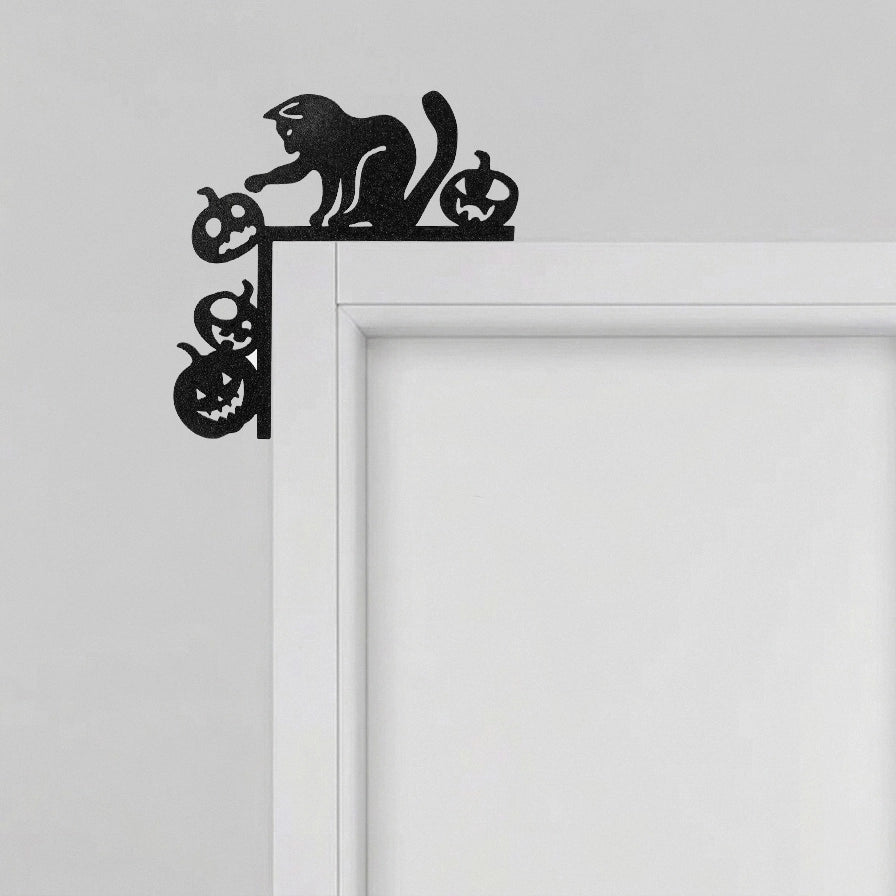 Adorno de esquina con silueta de gato y calabazas en acabado negro micro-texturizado sobre fondo blanco.