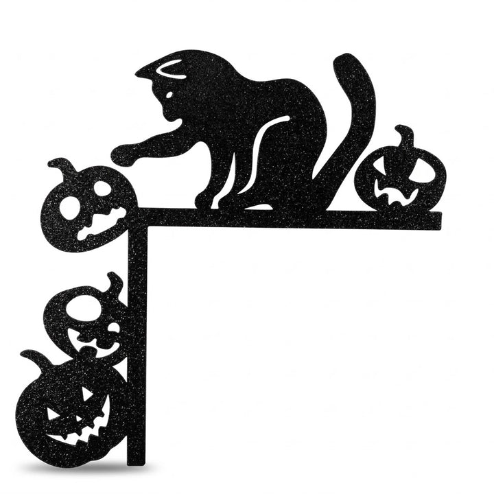 Decoratief kattensilhouet aangebracht op de bovenste hoek van een wit deurkozijn in modern interieur.
