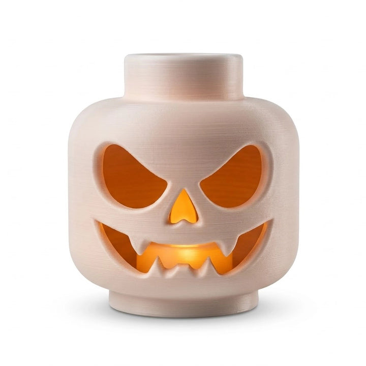 Decoratieve Halloween compositie met brandende brick lamp in een designomgeving met pompoenen en vleermuizen.