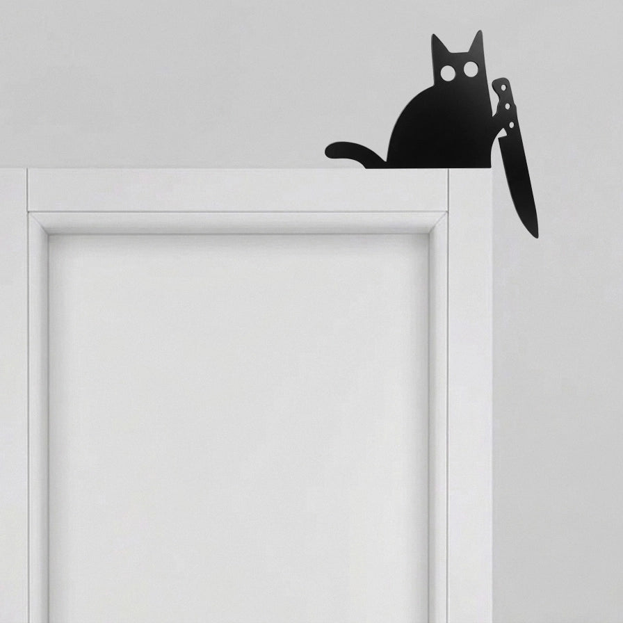 Silueta de gato con cuchillo para esquina de puerta en acabado negro mate de alta precisión sobre fondo blanco.