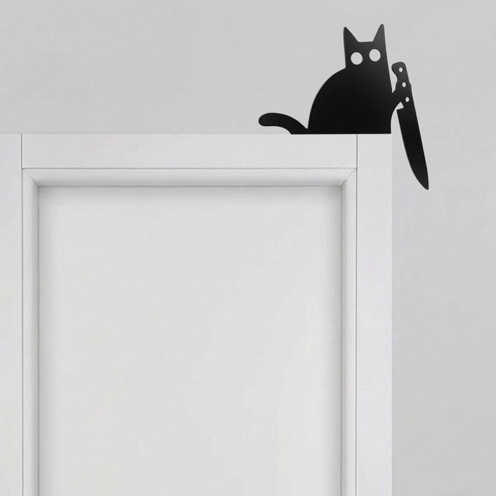 Kat met mes silhouet voor deurhoek in hoogprecisie matte zwarte afwerking op witte achtergrond.