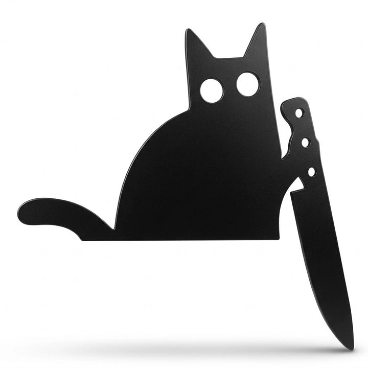 Katversiering met mes aangebracht op het kozijn van een witte deur, met nadruk op het narratieve Halloweendesign.