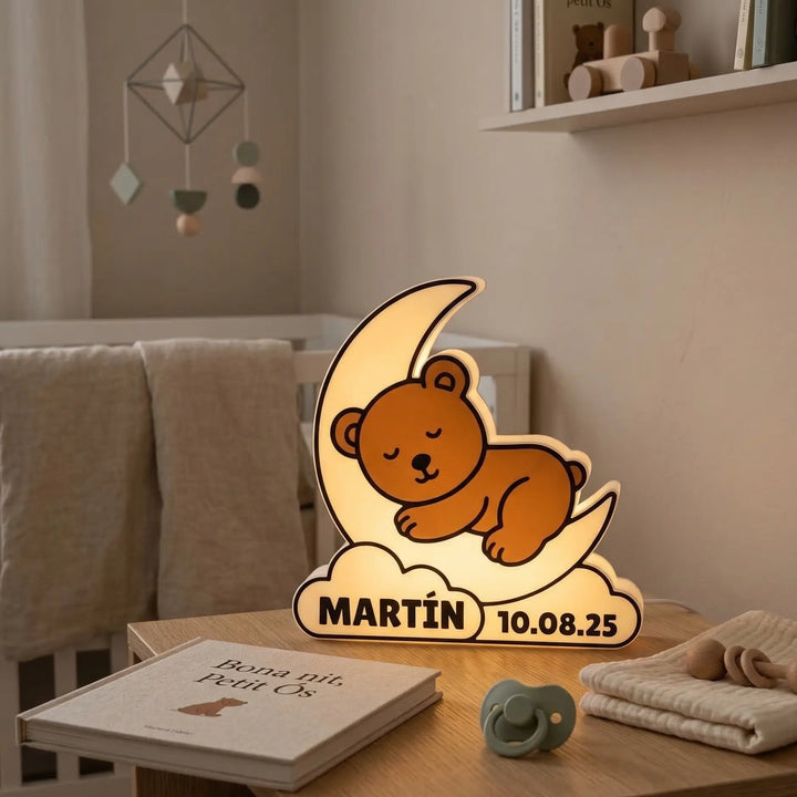 Personalisiertes Kinder-Nachtlicht mit Name und Datum, schlafender Bär auf dem Mond Design, aus weißem technischem Polymer.