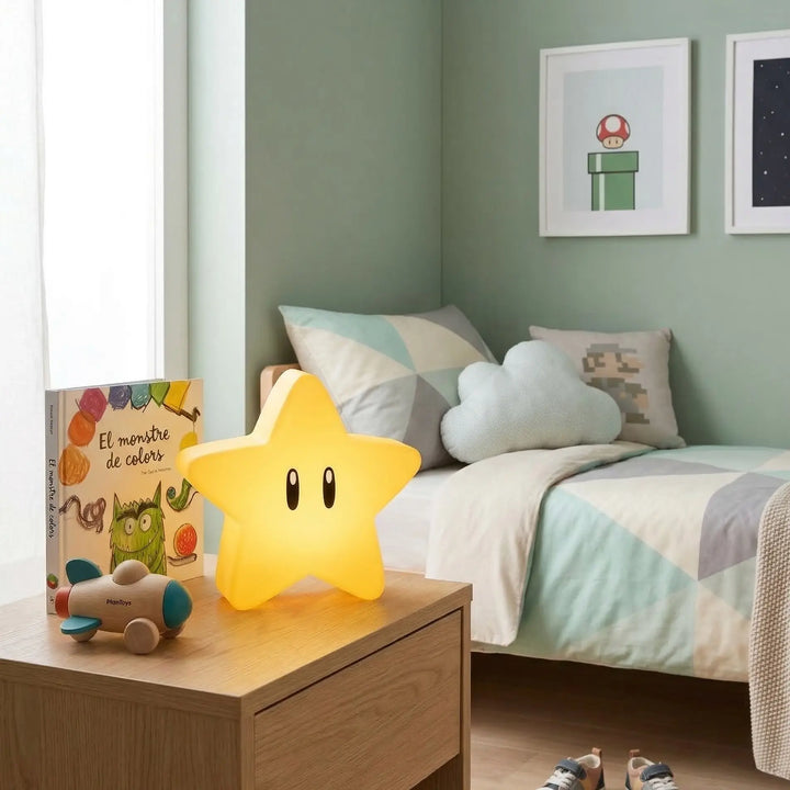 Sternlampe mit ikonischen Augen in mattem Gelb-Finish, hochauflösend auf weißem Hintergrund.