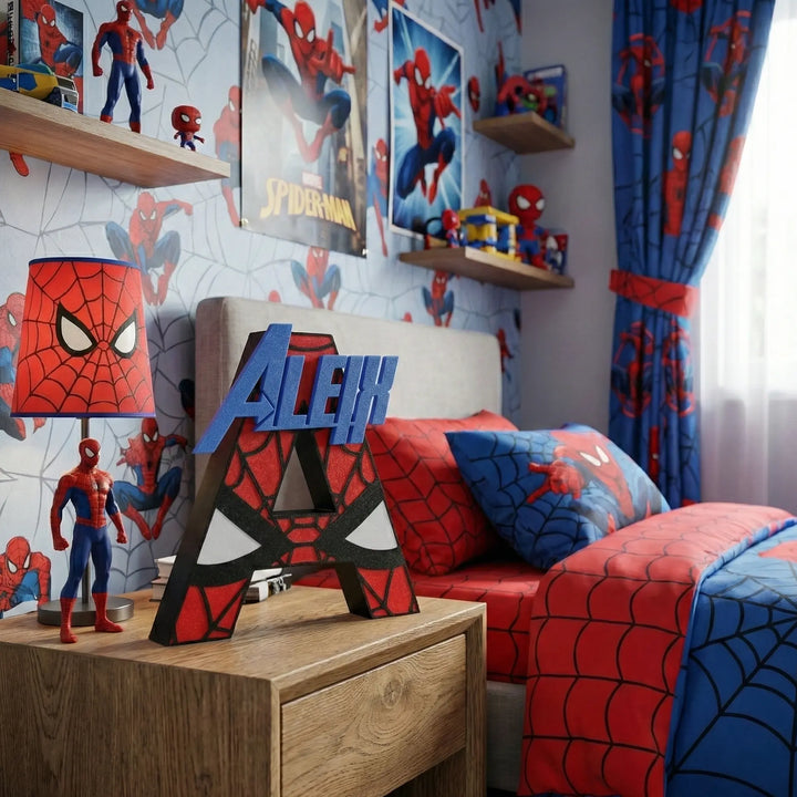 Inicial mayúscula 'A' personalizada con diseño de Spiderman en rojo y negro, con el nombre 'ALEIX' superpuesto en azul en relieve.