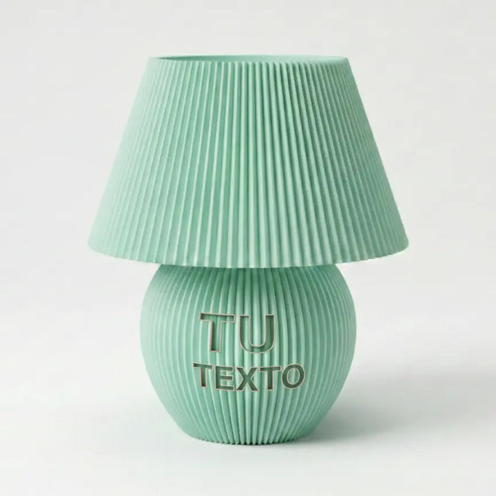 Tischlampe mit konischem Schirm und kugelförmigem Standfuß, beide mit geriffelter Textur in Mentholgrün, personalisierbar mit Text auf dem Sockel.