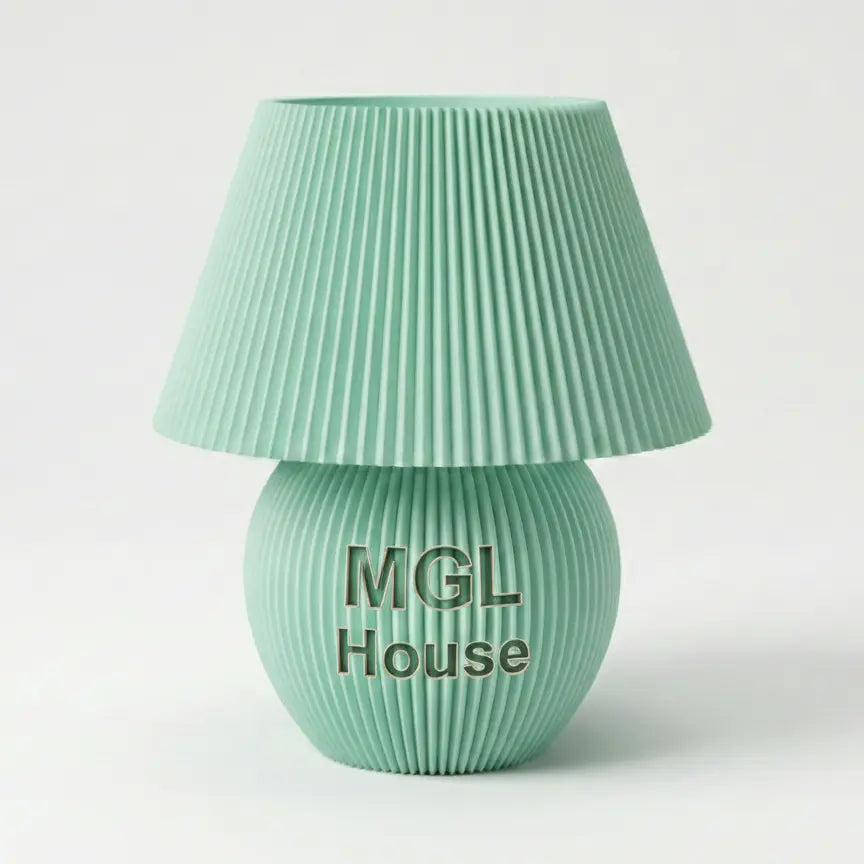 Tischlampe mit konischem Schirm und kugelförmigem Fuß, beide mit geriffelter Textur in Minzgrün, personalisiert mit Text am Sockel
