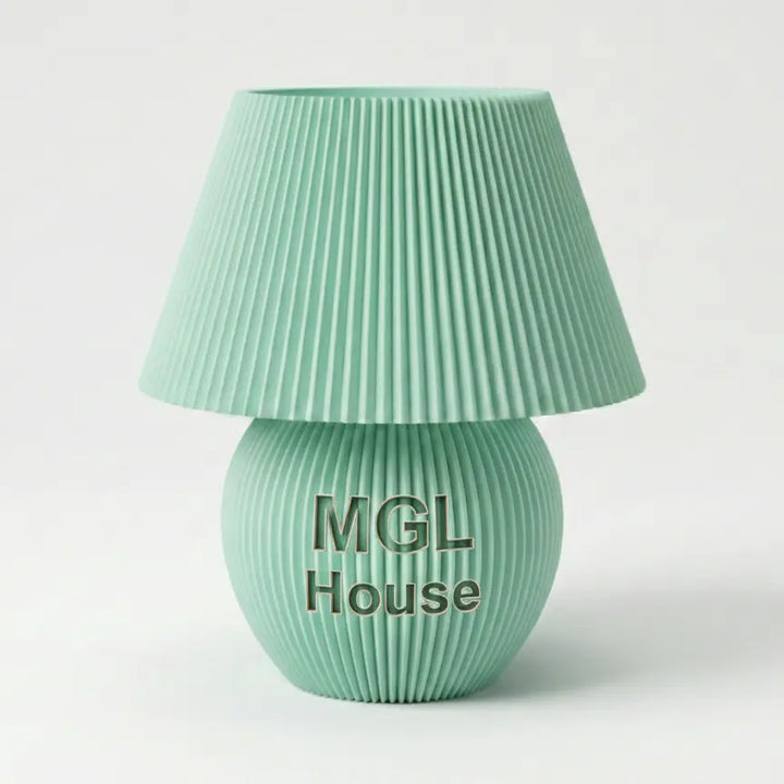 Tischlampe mit konischem Schirm und kugelförmigem Fuß, beide mit geriffelter Textur in Minzgrün, personalisiert mit Text am Sockel