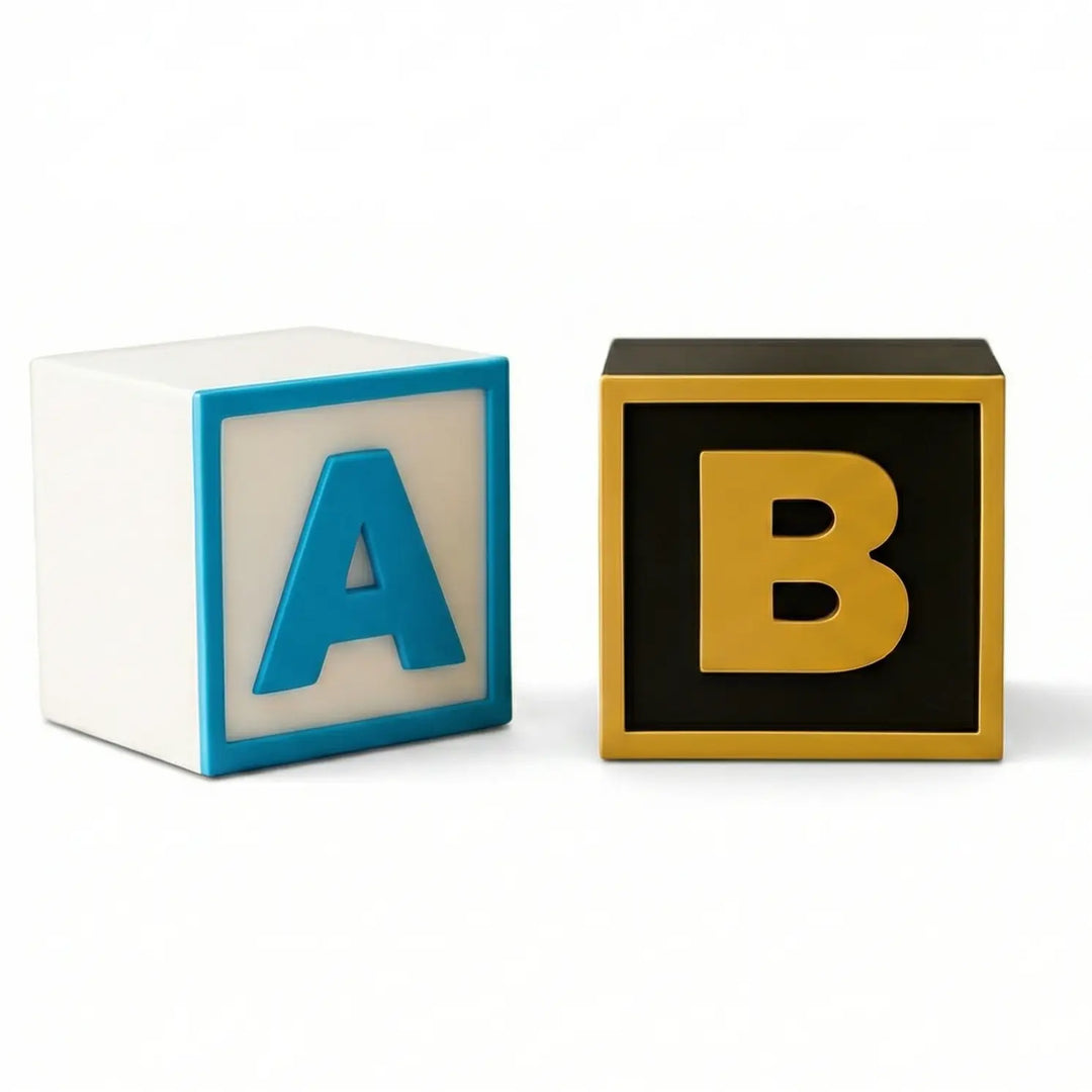 Tres cubos decorativos mostrando letras A, B, C con acabados variados: blanco/azul, negro/oro y arena/blanco.