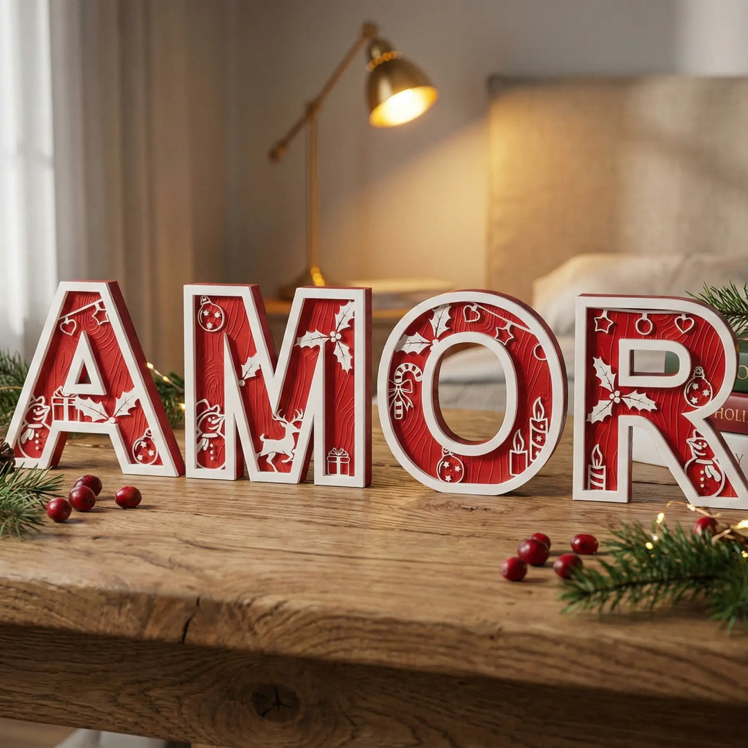 Palabra Amor decorativa de Navidad con marco blanco y fondo rojo texturizado, decorada con siluetas de reno, muñeco de nieve y regalo