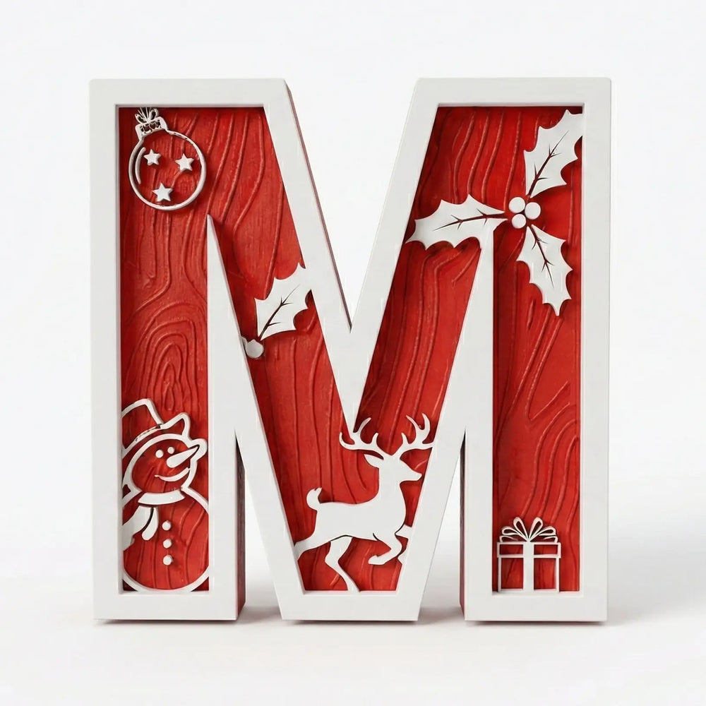 Letra M decorativa de Navidad con marco blanco y fondo rojo texturizado, decorada con siluetas de reno, muñeco de nieve y regalo