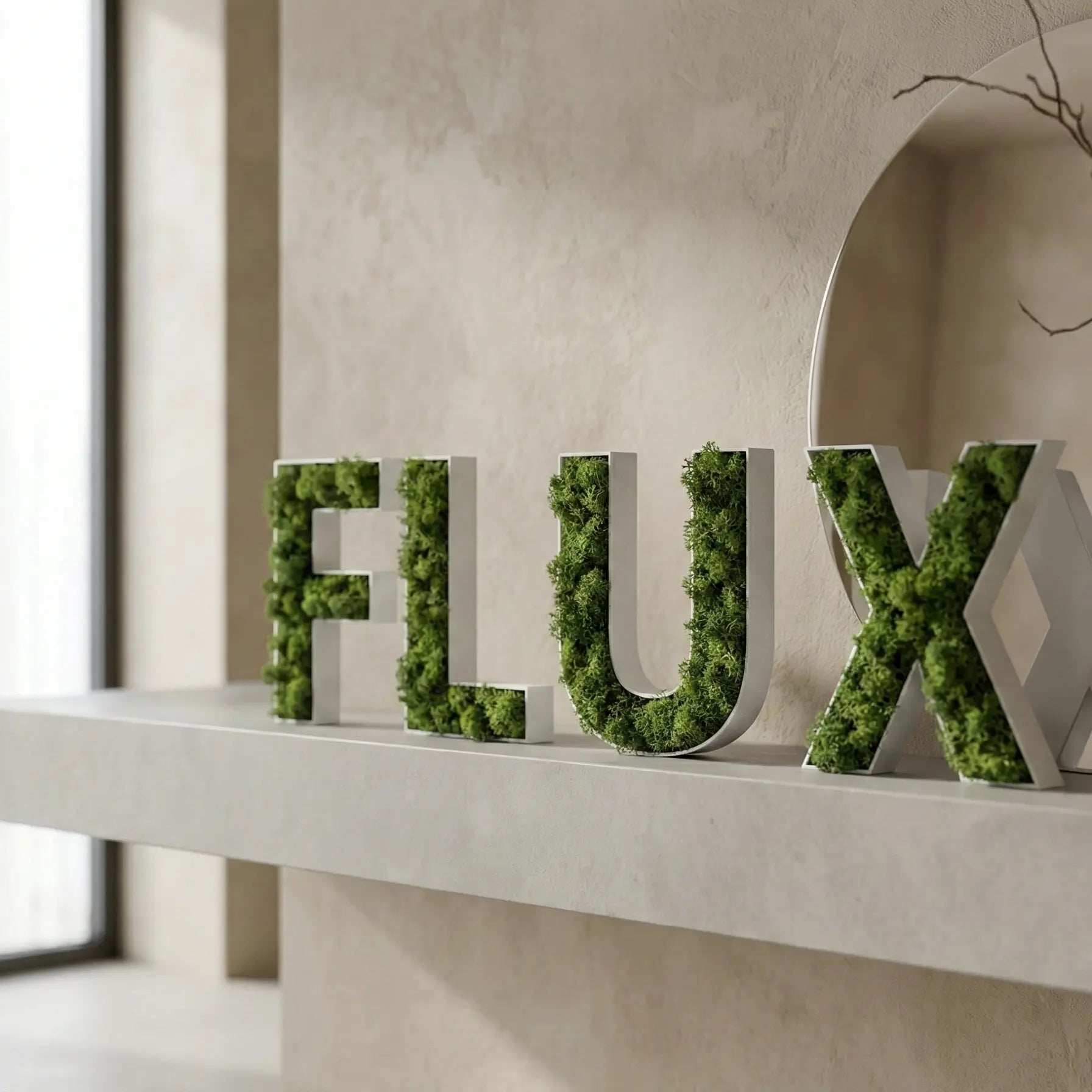 Palabra FLUX con relleno vegetal apoyada en estantería, mostrando estabilidad vertical.