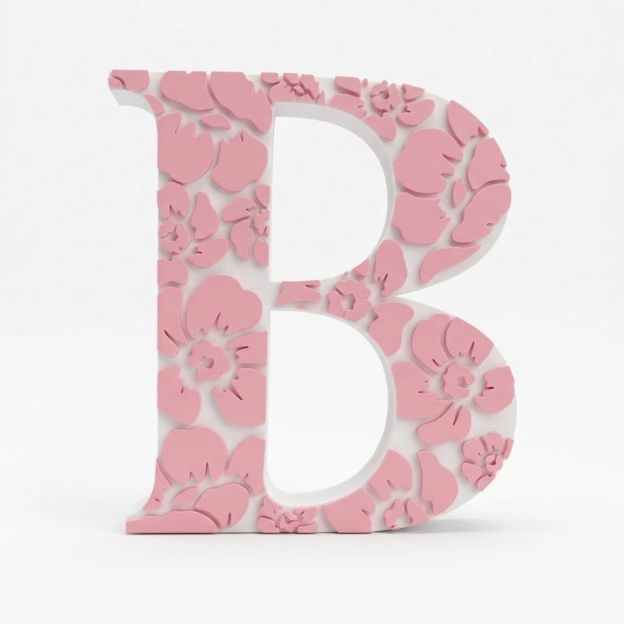 Lettre avec motif floral en relief