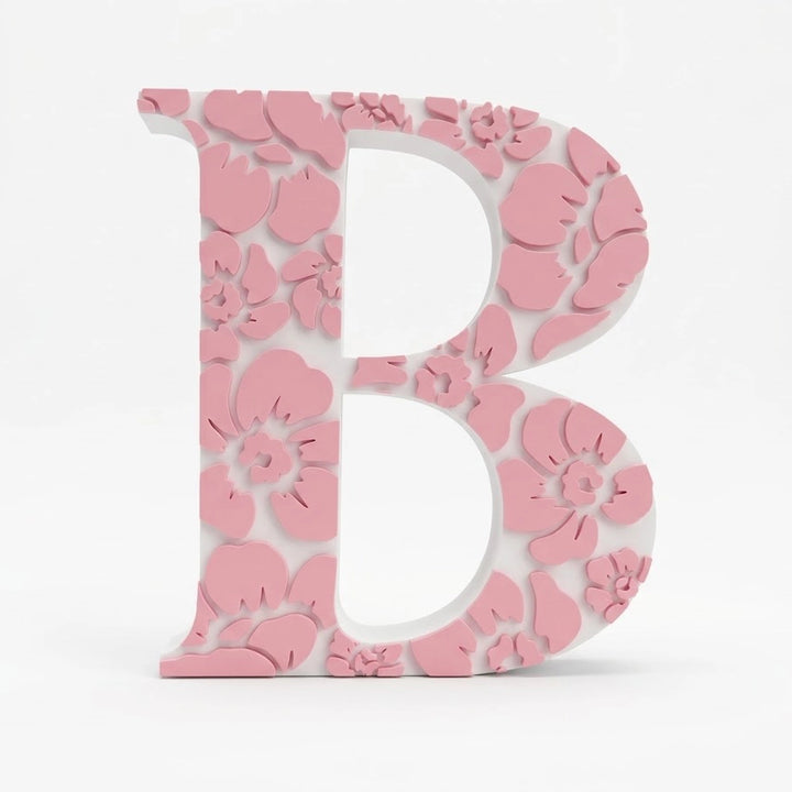Lettre avec motif floral en relief