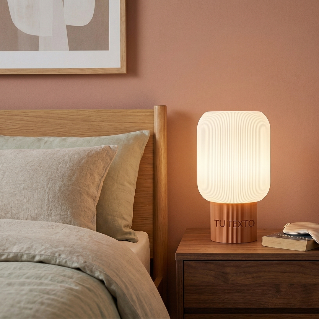 Lampada personalizzata con nome ideale per comodino. Regala alla tua camera la luce calda che merita.
