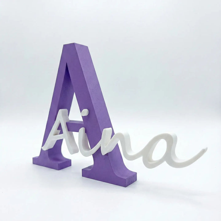 Letra personalizada con el nombre Aina en blanco y la A mayúscula en violeta