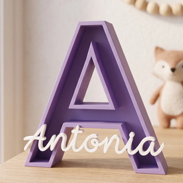 Letra A hueca personalizada en lila con el nombre Antonia en blanco en una habitación de bebé