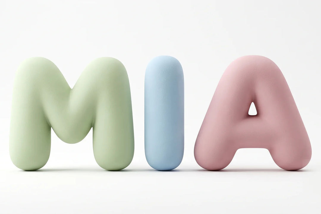 Dekorative Bubble-Buchstaben in Pastelltönen auf weißem Hintergrund