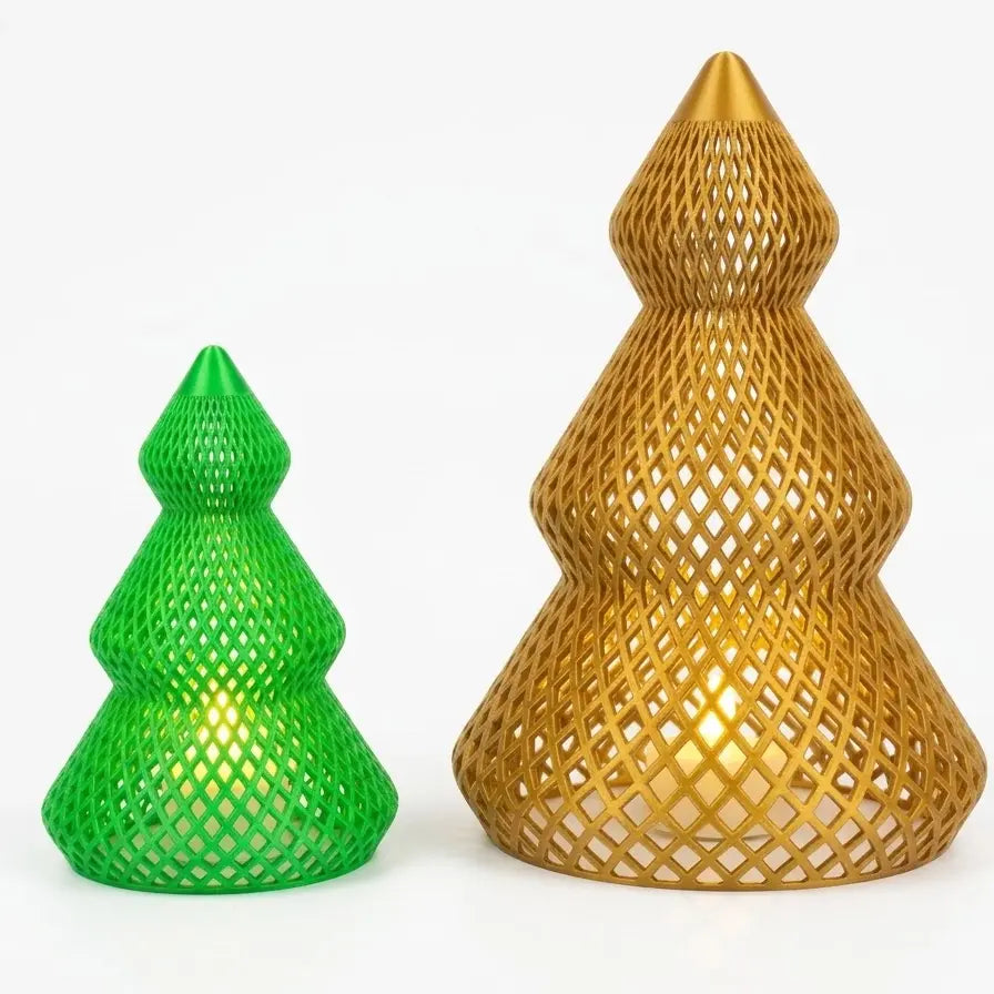 Verweven bomen verlicht met LED-kaarsen in een kerstsfeer naast een klassieke spar.