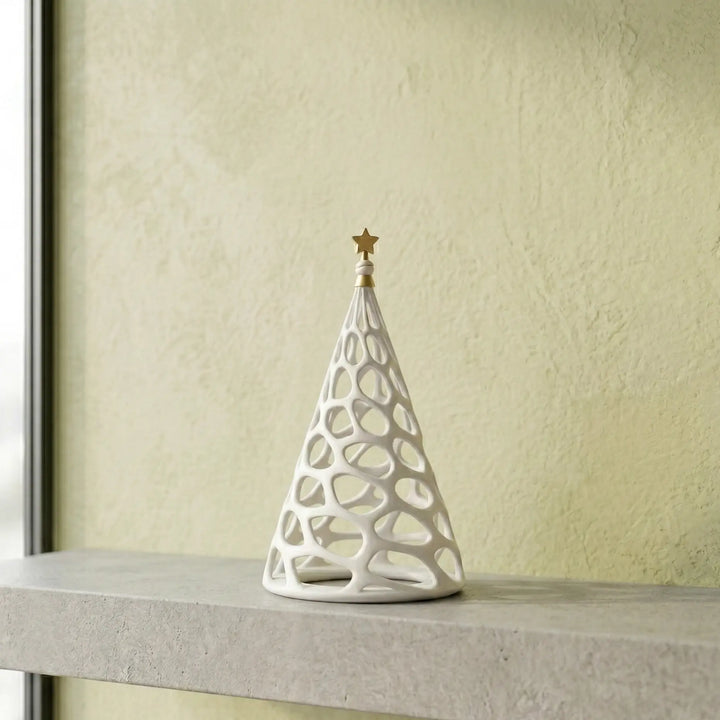 Sculpturale kerstboom met witte Voronoi-geometrie en gouden ster in een minimalistische sfeer.