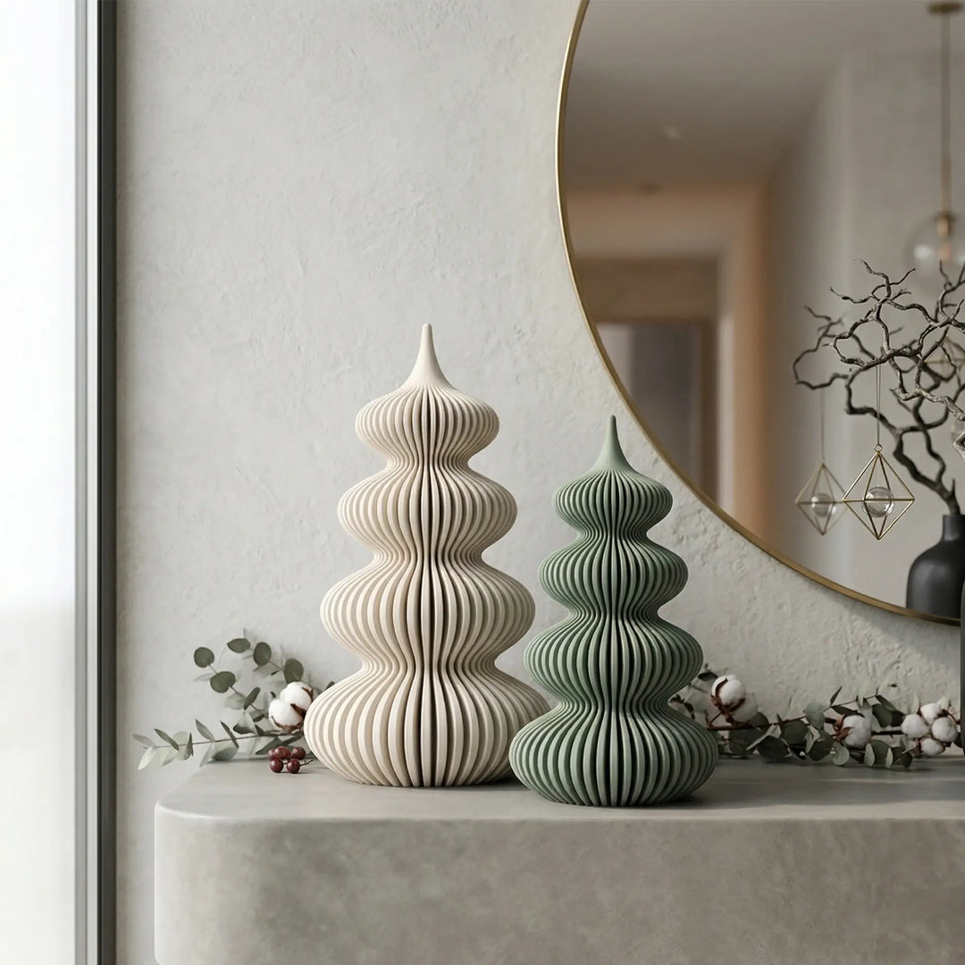 Árboles de navidad de diseño sinuoso en colores crema y verde musgo con textura acanalada en ambiente minimalista.