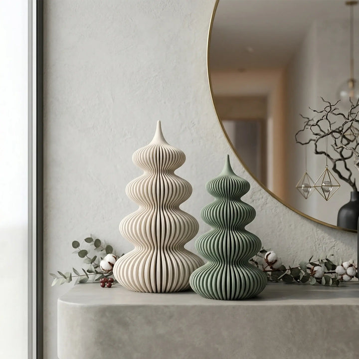 Golvende kerstbomen in crème en mosgroen met geribbelde textuur in een minimalistische sfeer.