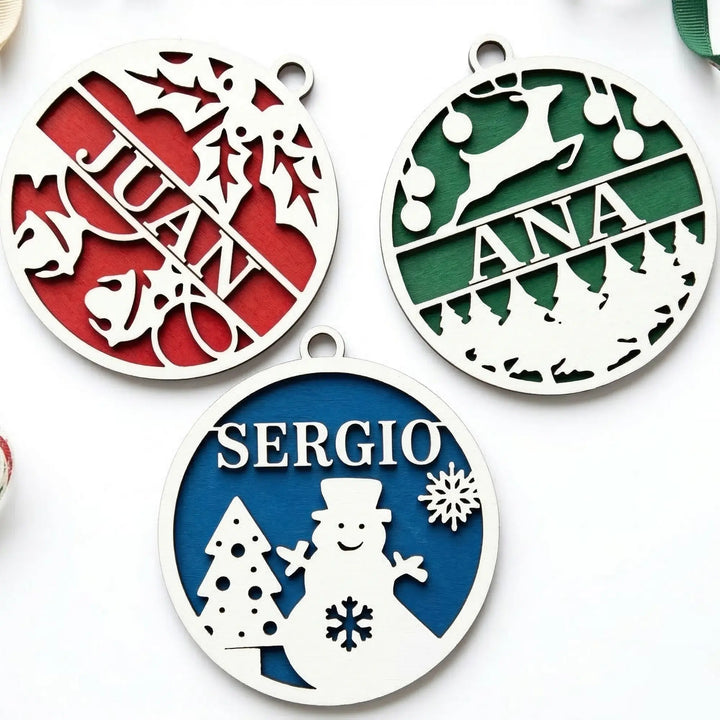 Detail van gepersonaliseerde kerstversieringen met naam hangend in een kerstboom met warm licht en fluwelen strikken.