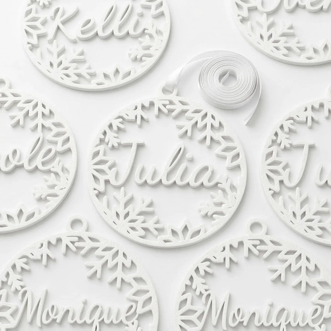 Gepersonaliseerde kerstballen in een kleine spar in een moderne minimalistische keuken.
