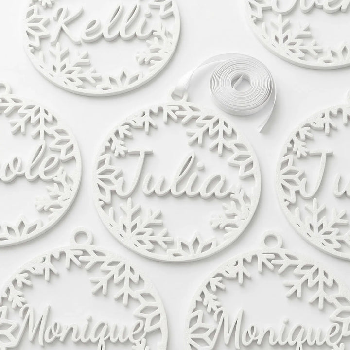 Gepersonaliseerde kerstballen in een kleine spar in een moderne minimalistische keuken.