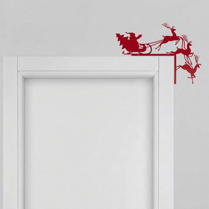 Decoratief silhouet van Kerstman en rendieren in mat rood ontworpen voor deurhoeken en kozijnen.