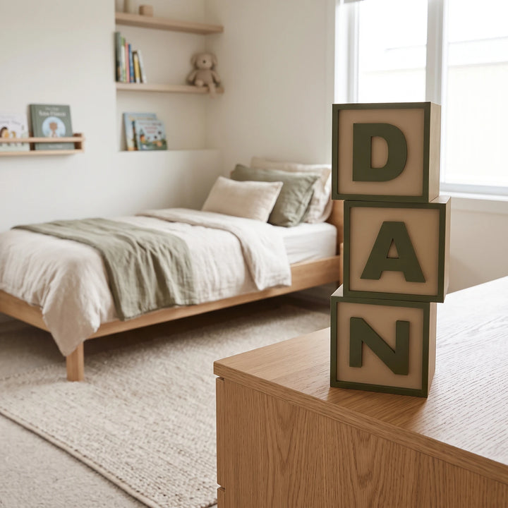 Letras decorativas em cubo com inicial em relevo, 6 alturas