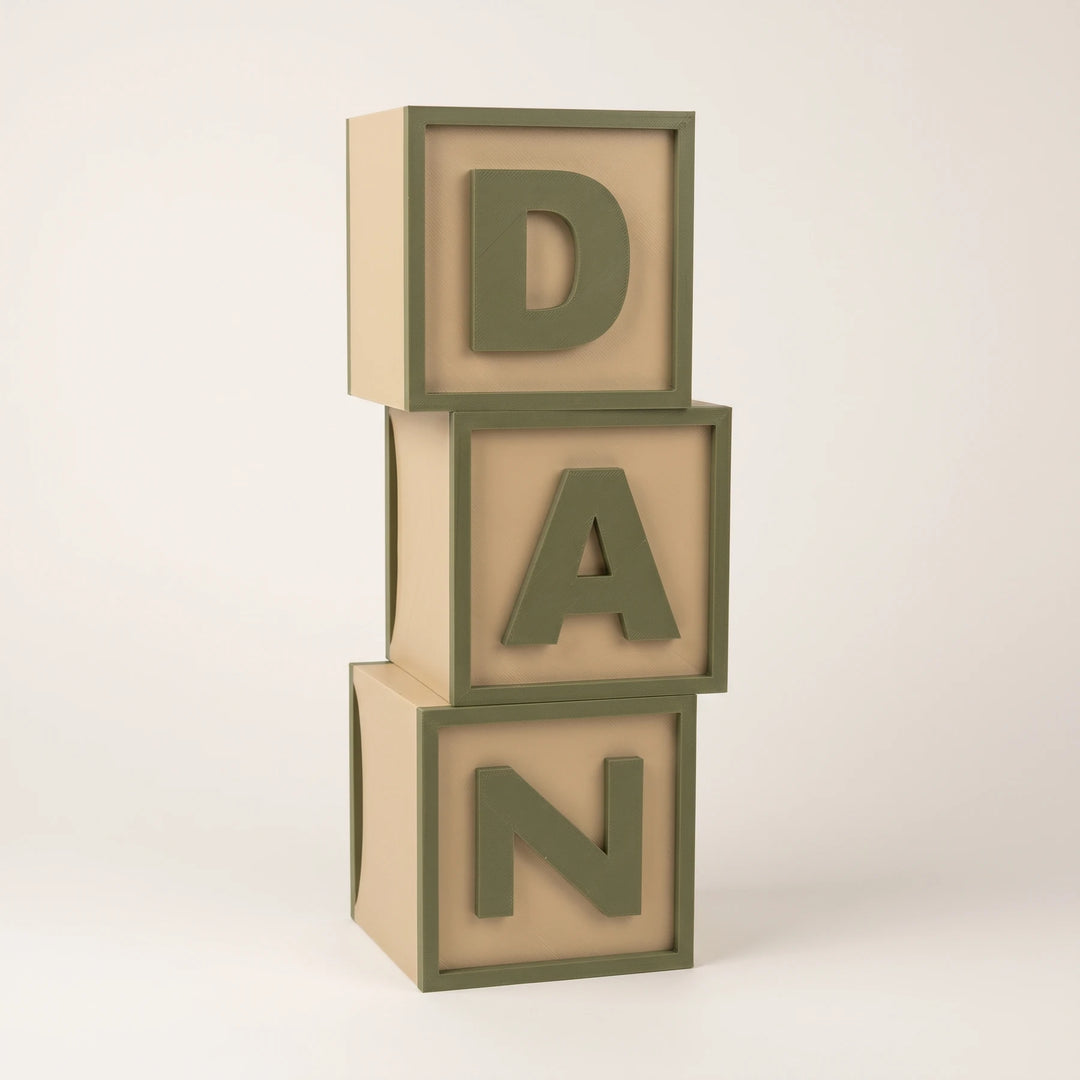 Letras decorativas em cubo com inicial em relevo, 6 alturas