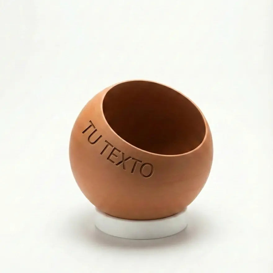 Maceta esférica de color personalizable con apertura diagonal y base blanca circular, personalizada con nombres y fechas grabadas en el lateral.