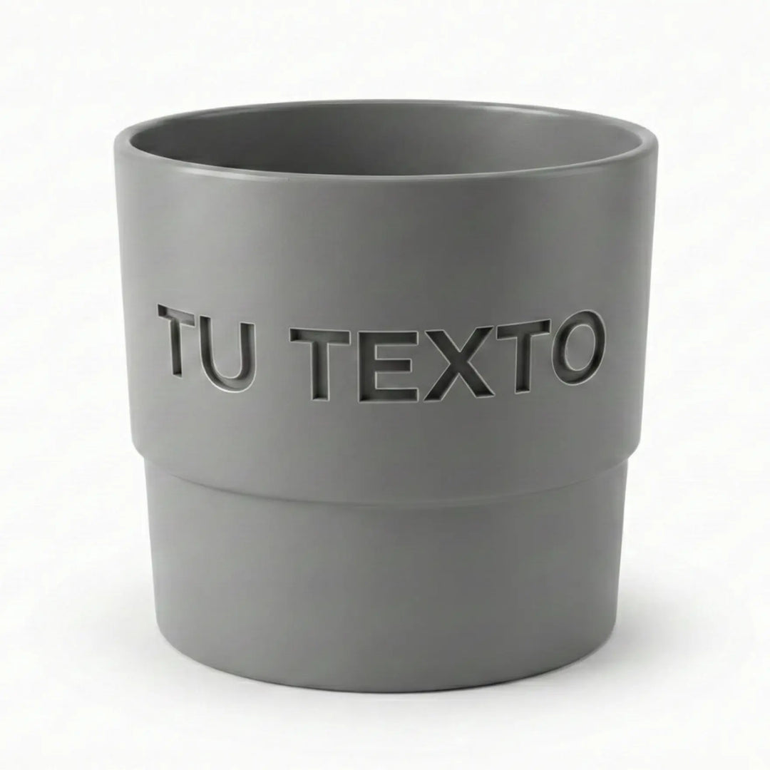 Maceta de diseño básico color azul claro con grabado personalizado "MESA 1" para señalética de eventos.