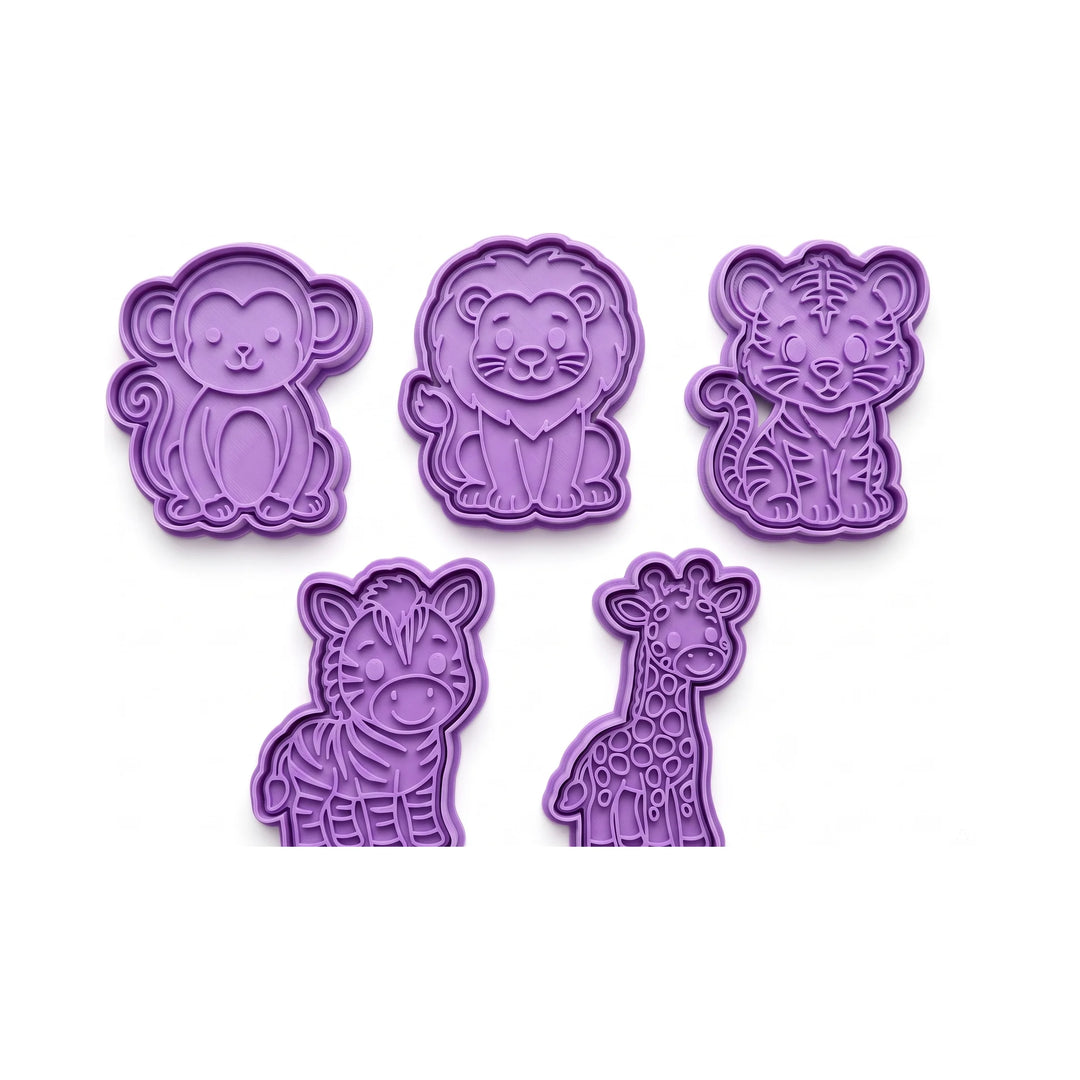 Set de cinco cortadores de galletas de animales de la jungla en color lila sobre fondo blanco.