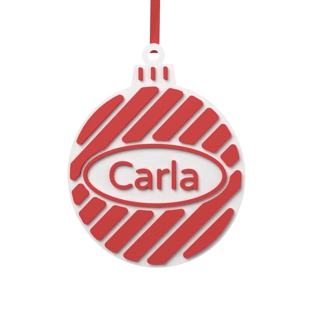 Bola de Navidad Caramelo personalizada con rayas diagonales rojas y nombre en cartela sobre blanco, fondo blanco