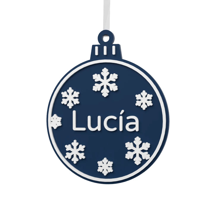 Bola de Navidad Copos personalizada con nombre y copos de nieve en relieve blanco sobre azul marino, fondo blanco