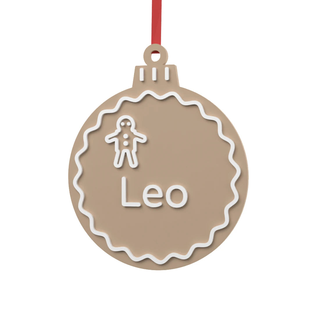 Bola de Navidad Jengibre personalizada con hombrecillo de jengibre, borde ondulado y nombre en blanco sobre marrón latte
