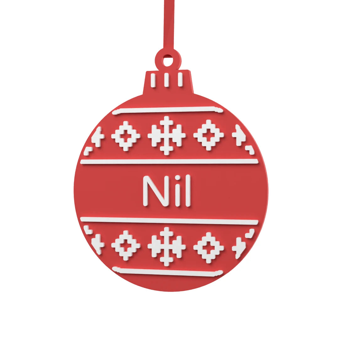 Bola de Navidad Nórdica personalizada con estrellas de ocho puntas, rombos y nombre en blanco sobre rojo escarlata