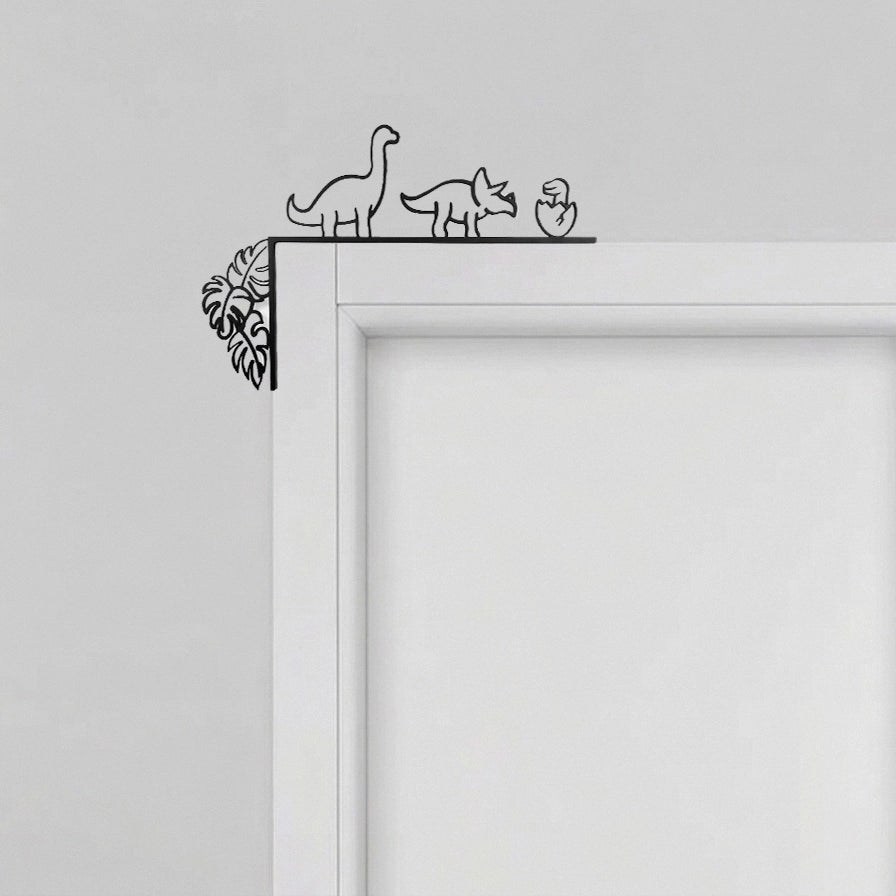 Corner Decorativo Puerta con silueta de Diplodocus y Triceratops sobre marco blanco en habitación infantil de diseño.